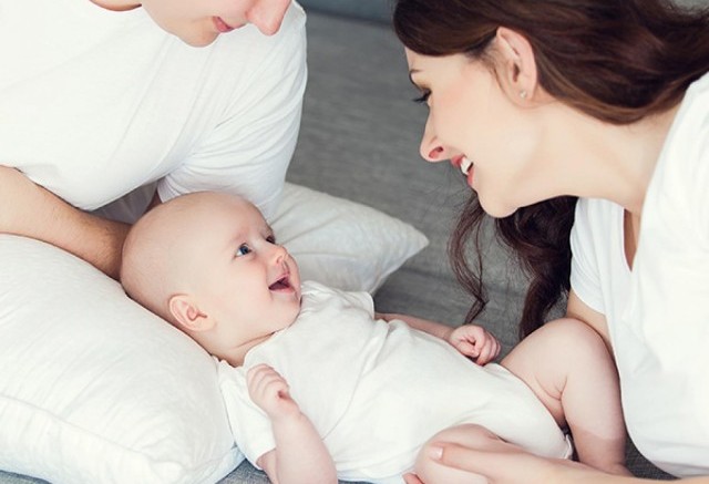 10 việc bố nên làm trong giai đoạn con bú sữa mẹ